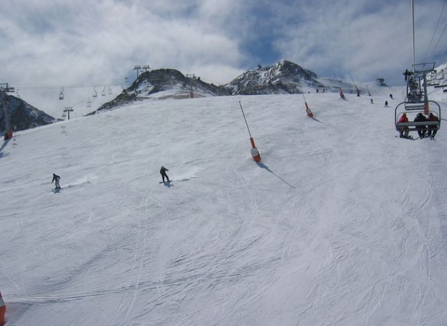  sciare su una pista innevata 